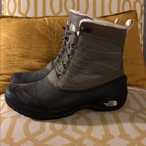 The North Face Womens Gray and Black Snow Boots sz 8.5